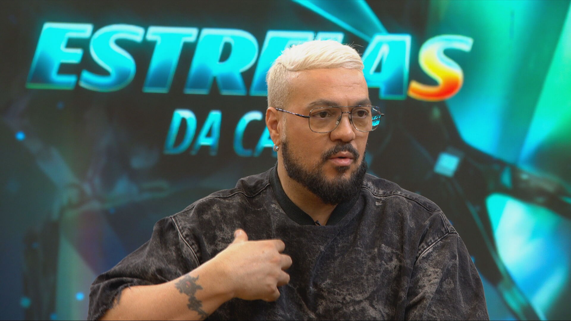 Belo durante conversa emocionada com participantes do 'Estrelas da Casa'
