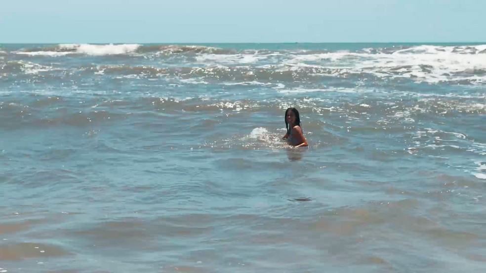 Em Renascer, Mariana não aceita voltar para casa e corre para o mar — Foto: Globo