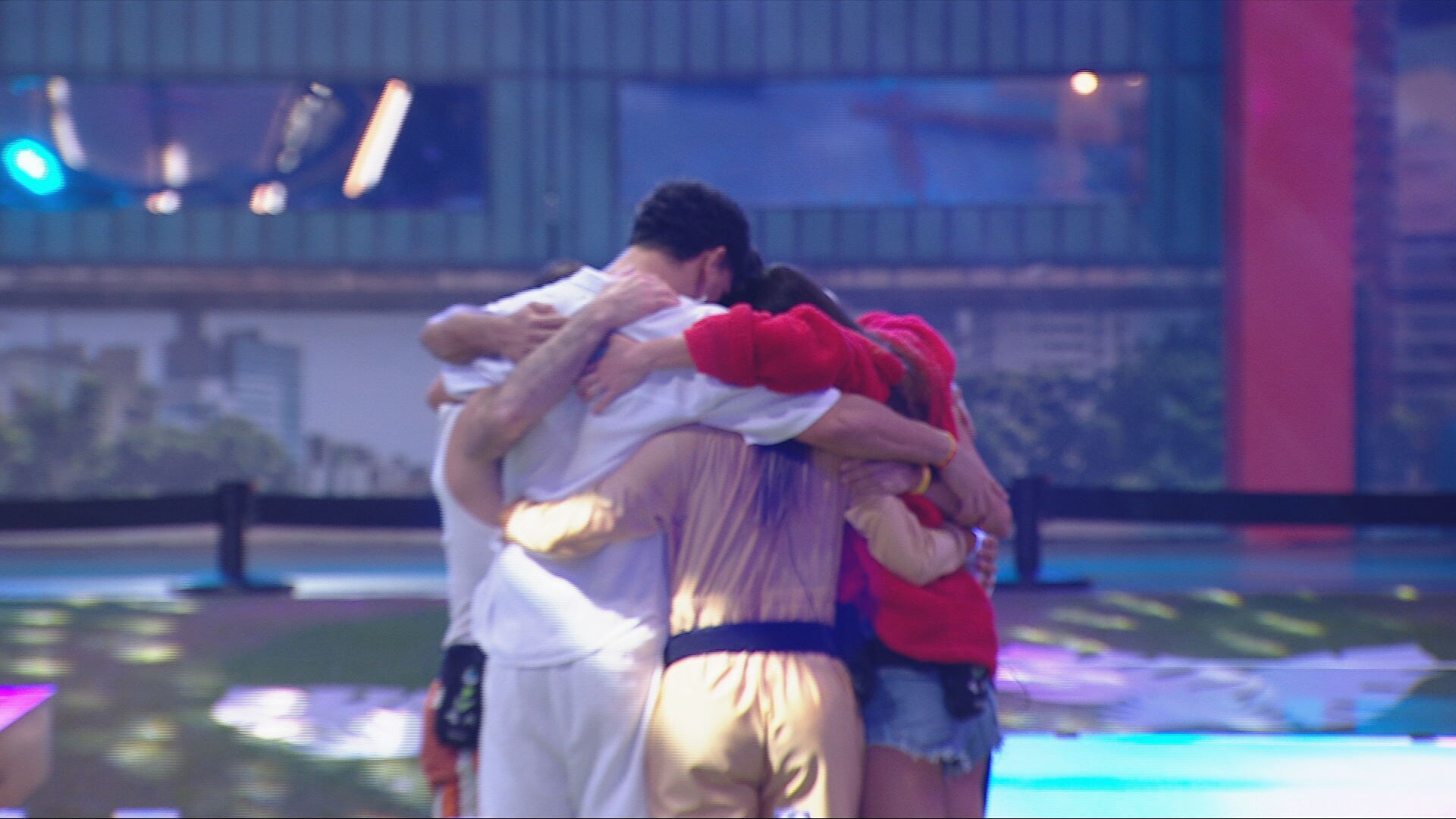 Participantes dão abraço coletivo e comemoram chegada ao Top 7 do BBB 25
