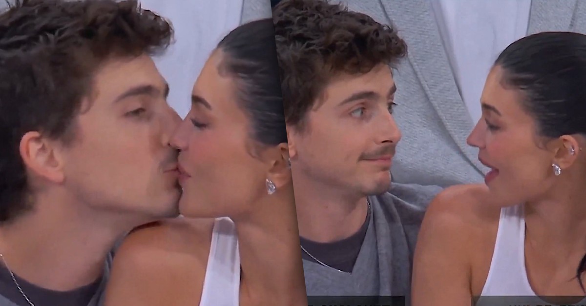 Timothée Chalamet e Kylie Jenner trocam beijos e carícias em jogo da NBA e encantam web