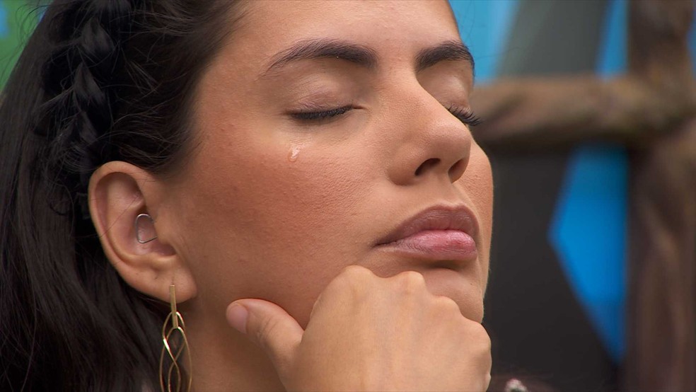No BBB 24, Fernanda chora em silêncio após confessar para Lucas Henrique que está mal — Foto: Globo