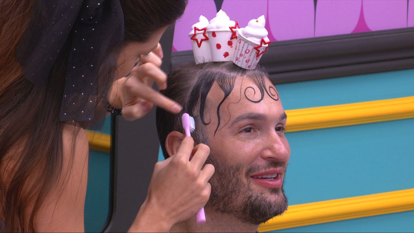 Dia do Cabelo Maluco no BBB 25: Diego Hypolito cumpre promessa após voltar do Paredão