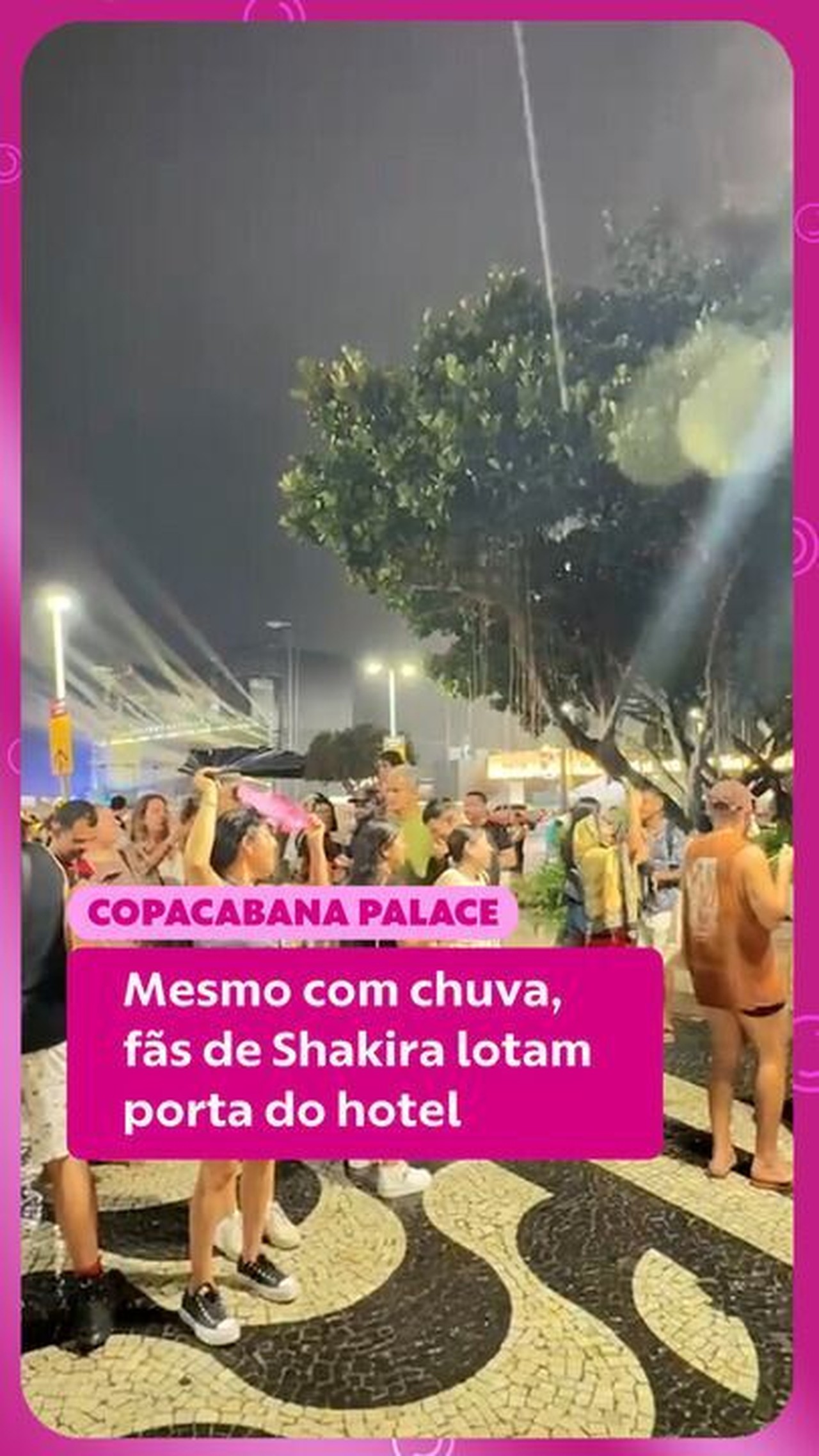 Mesmo debaixo de chuva, fãs de Shakira permanem na porta de hotel de luxo