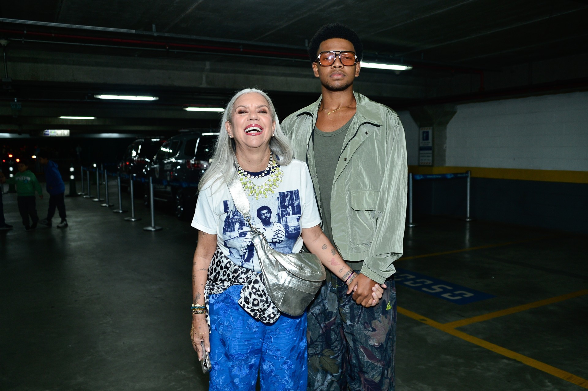 Astrid Fontenele chega com Gabriel para show de Gilberto Gil e a altura do filho chama a atenção