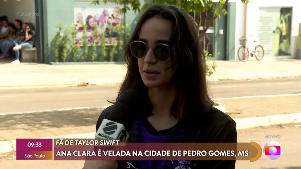 Amiga no velório de Ana Clara em Pedro Gomes (MS) — Foto: Globo