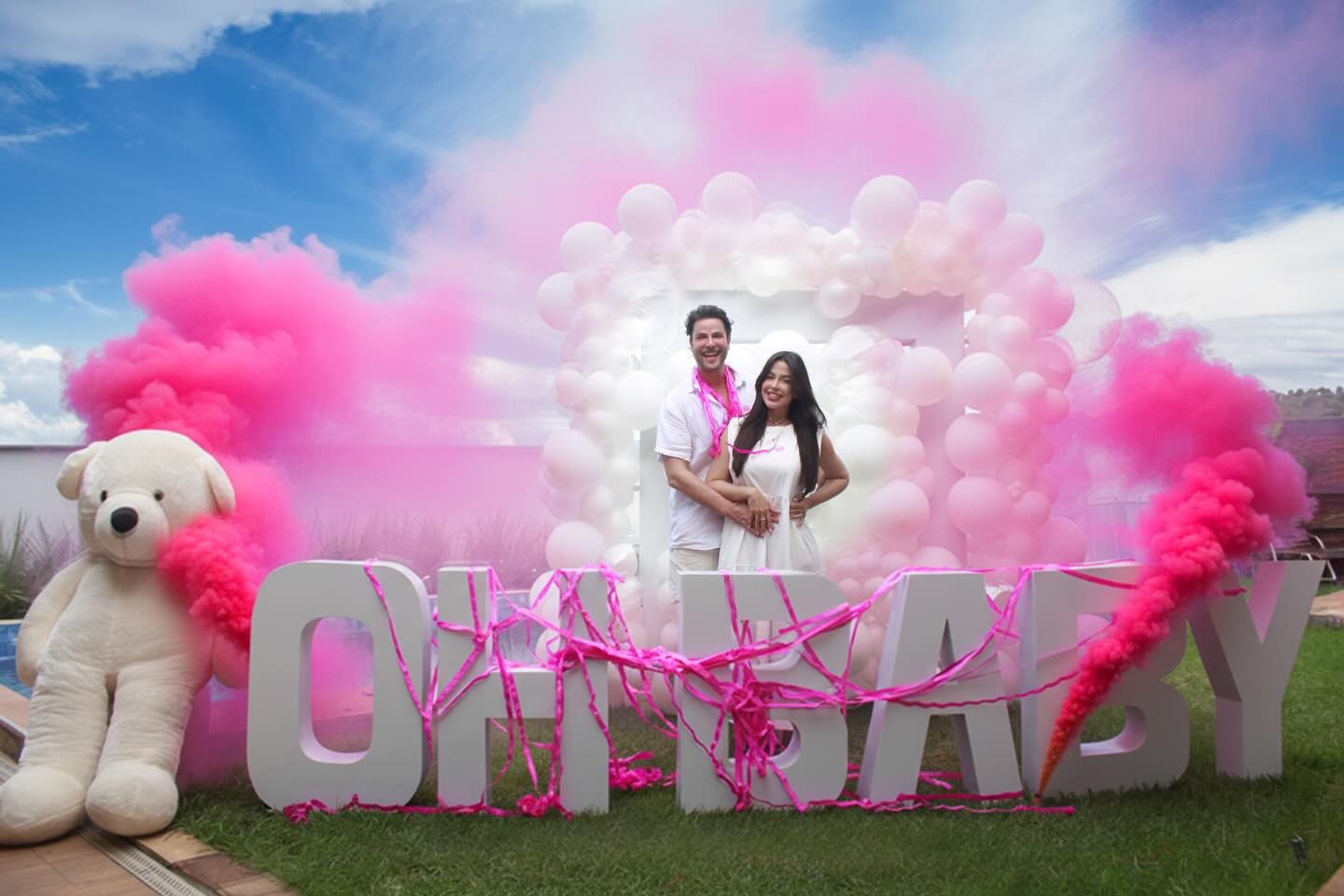 Laís Caldas e Gustavo Marsengo abrem álbum de fotos de chá revelação da primeira filha