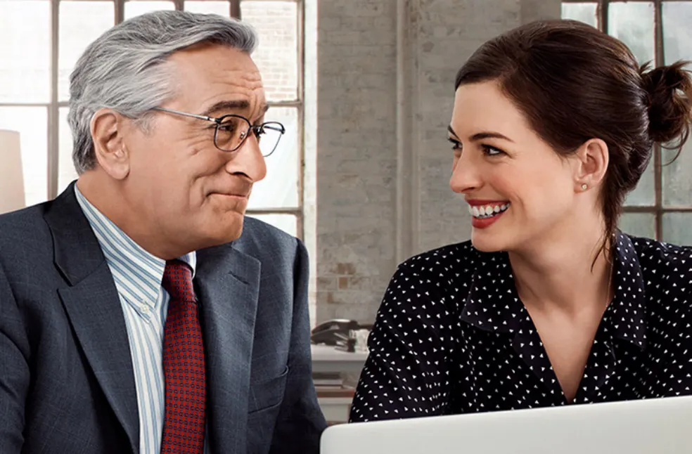 De Niro e Hathaway como Ben e Jules na comédia 'Um Senhor Estagiário' — Foto: Divulgação