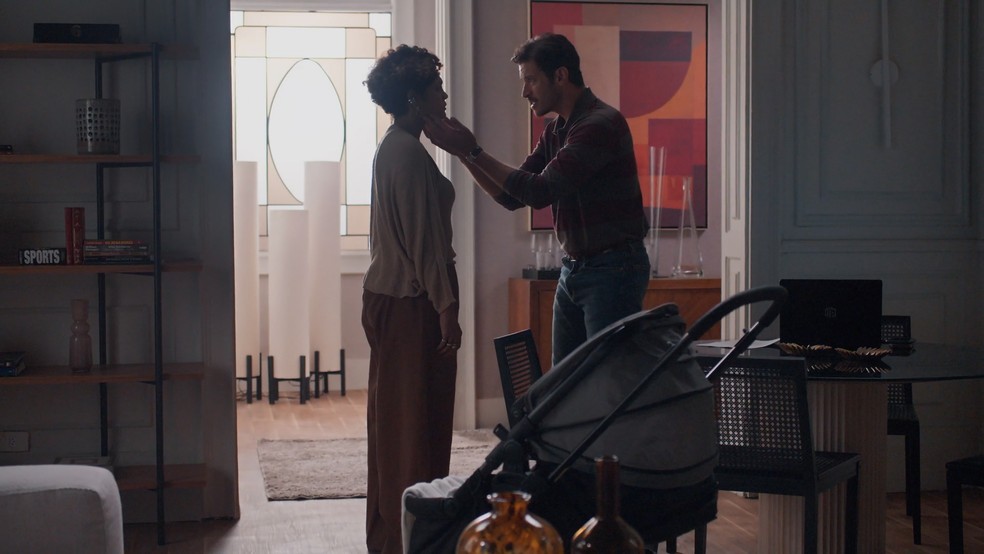 Três Graças: Lena decide voltar ao Brasil com a filha de Joélly — Foto: Globo