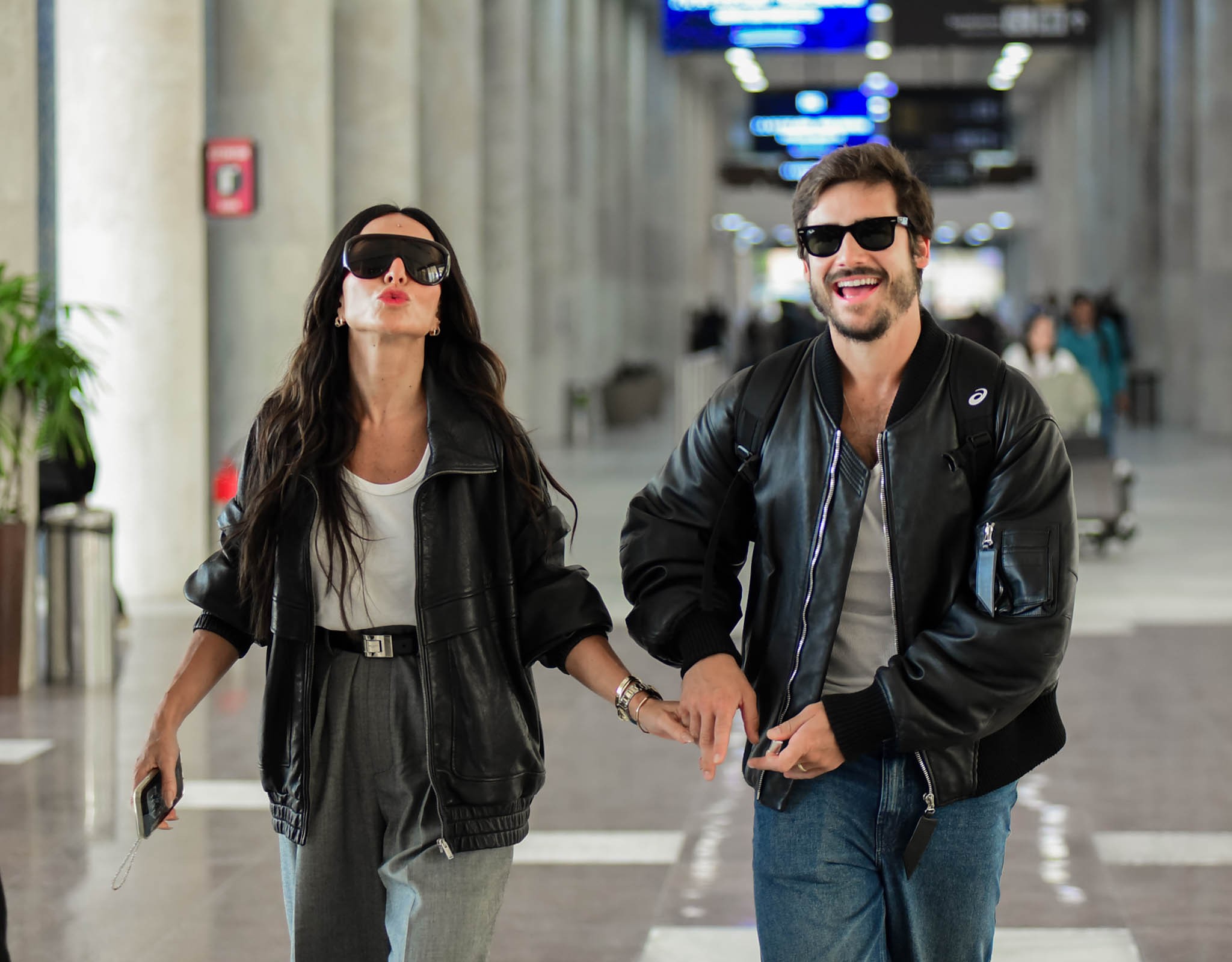 Sabrina Sato e Nicolas Prattes são flagrados em aeroporto com roupas combinando