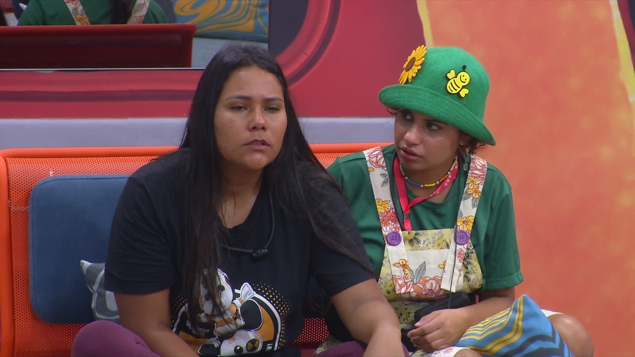 Após ser indicada ao Paredão, Chaiany chora e é consolada por Gabriela: 'Samira é uma falsa'