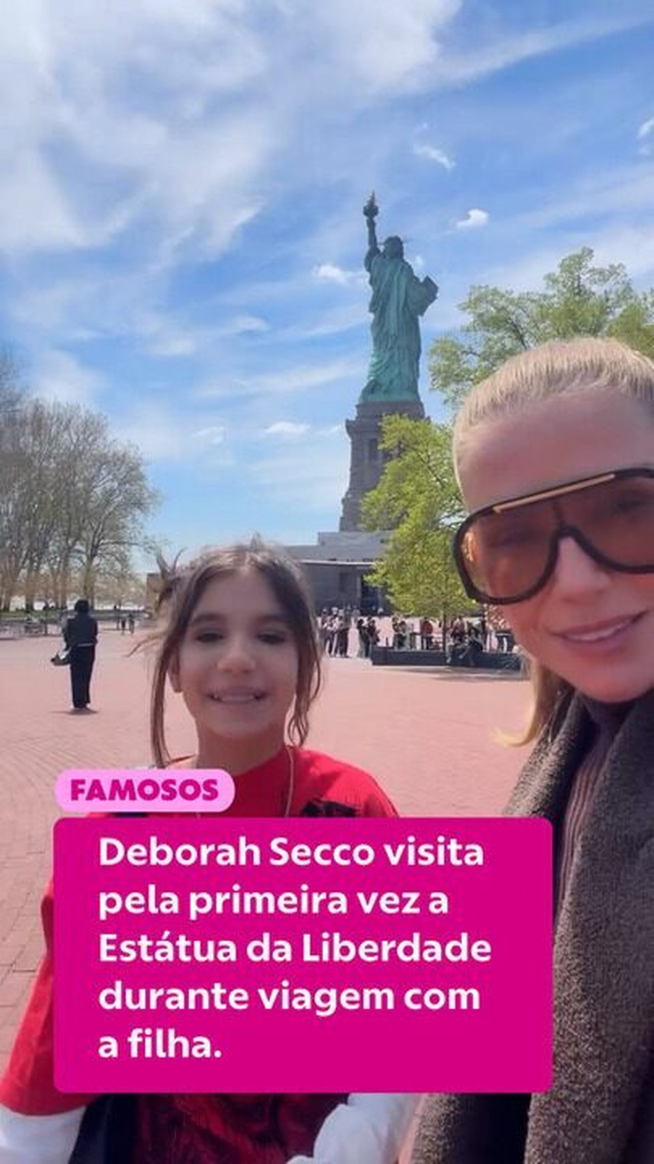 Deborah Secco visita pela primeira vez a Estátua da Liberdade durante viagem com a filha
