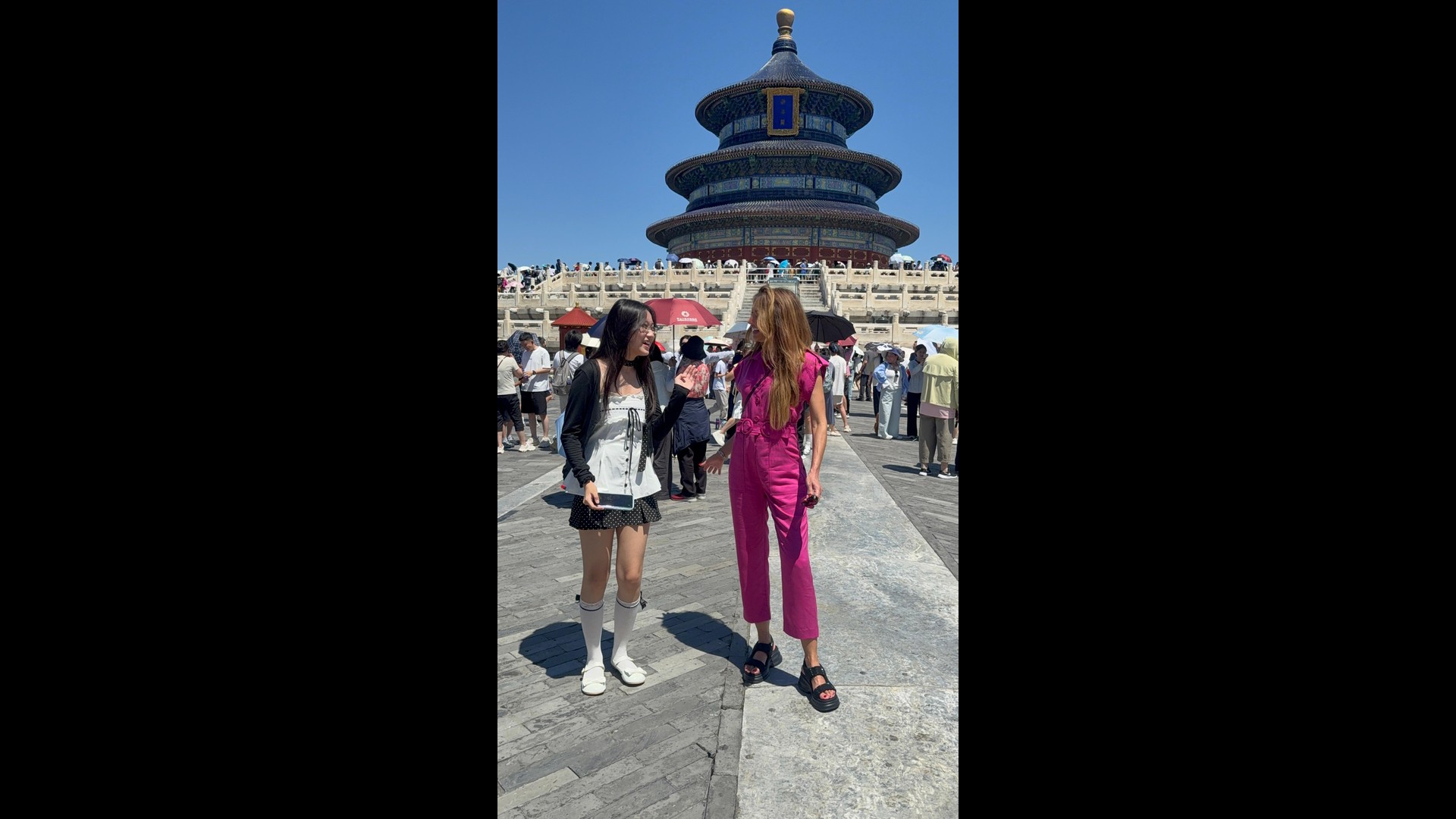 Patrícia Poeta na China tirando foto com local — Foto: Arquivo pessoal