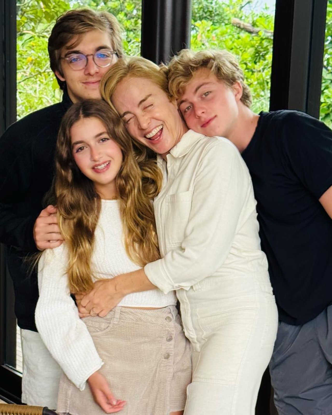 Angélica compartilha almoço de Dia das Mães com a família