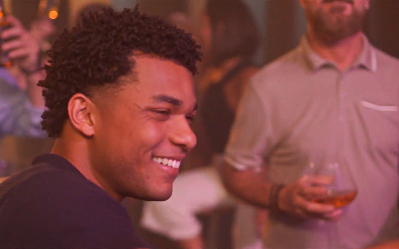 Dona de Mim: Samuel bebe demais após ver Leo com Marlon e vira vídeo de Bárbara