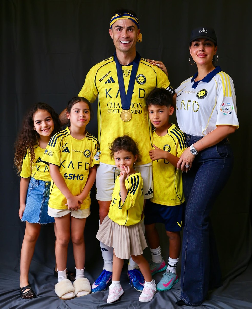 Cristiano Ronaldo e Georgina Rodriguez posam com os filhos — Foto: Reprodução/Instagram