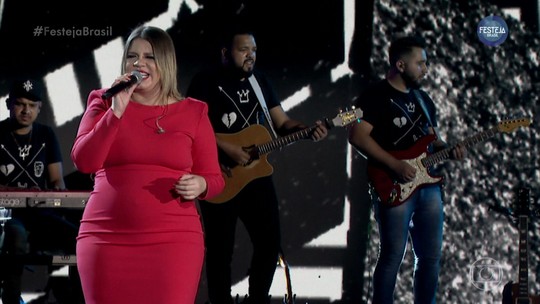 Marília Mendonça se apresenta e barriga de grávida faz sucesso no 'Festeja Brasil'; veja os vídeos