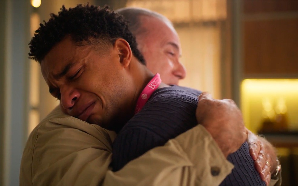 Samuel lembra dia em que o pai lhe entrou mochila com seus documentos antes da adoção em Dona de Mim — Foto: Globo