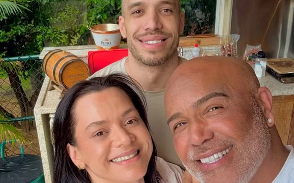 Mônica e Victor Henrique ao lado do pai, Rick — Foto: Reprodução Instagram