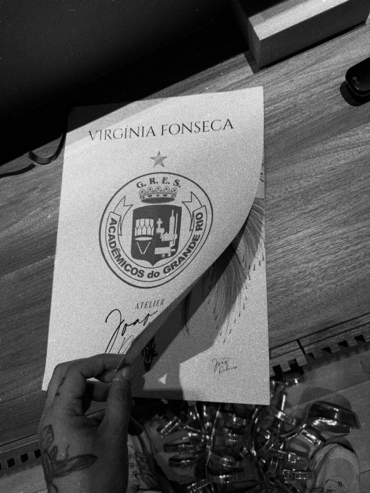 Virginia diz que vai desfilar com pulseira amuleto dada por Vini Jr.