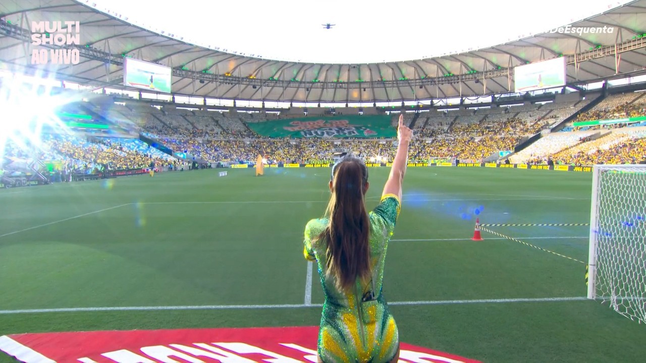 Ivete Sangalo aposta em produção estilosa e colar com próprio nome para show antes de amistoso