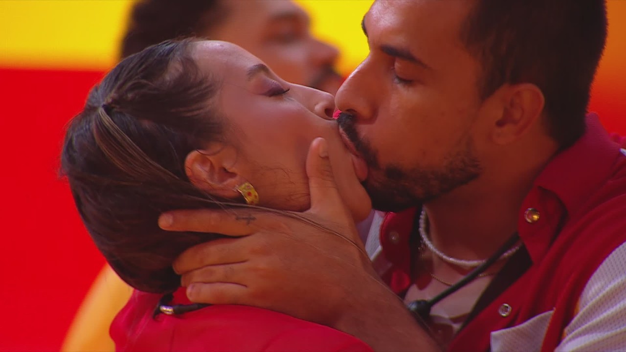 Maike manda recado para mãe de Renata, após beijo no BBB 25: 'Dona Eulália, eu sou do bem'