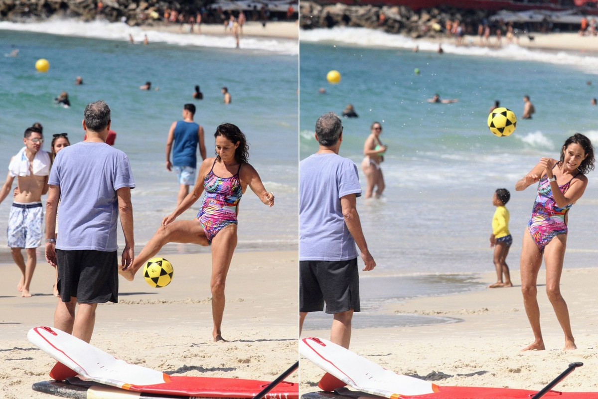 Fora da Globo, Andréa Beltrão joga futebol em praia no Rio de Janeiro