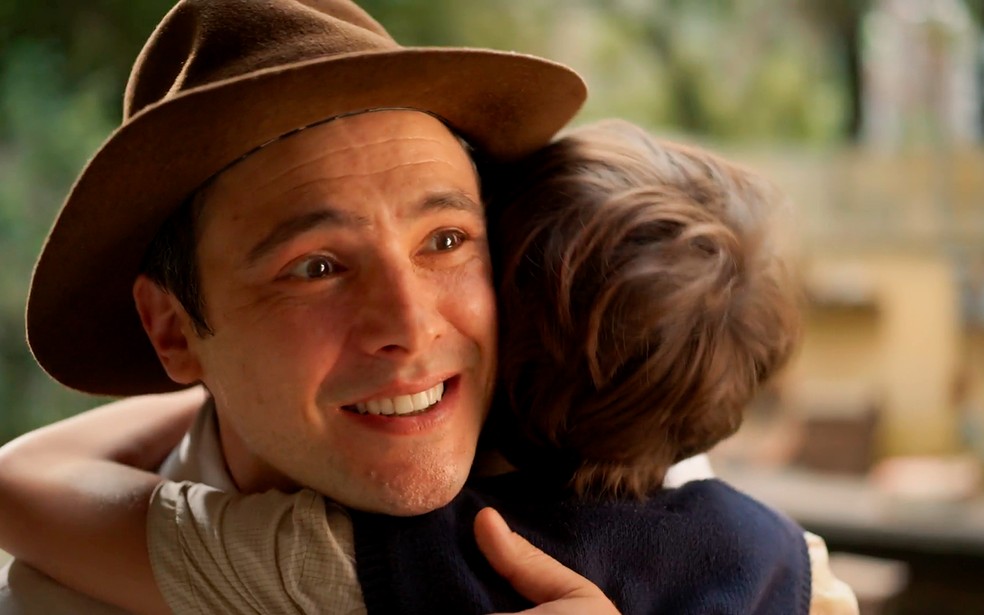 Candinho (Sergio Guizé) revela a Samir (Davi Malizia) que é seu pai - Êta Mundo Melhor! — Foto: Globo