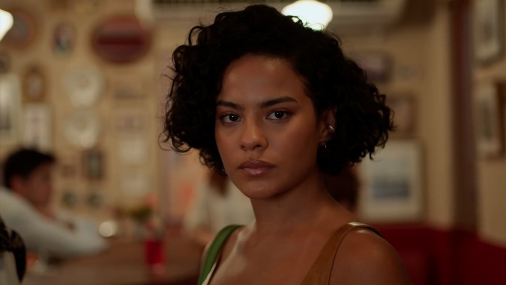 Fátima flagra César na cama com outra  — Foto: Reprodução/TV Globo