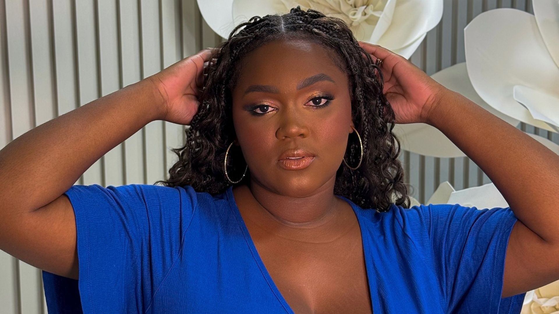 Ex-BBB Raquele resgata vestido após resultado de cirurgia nos seios: 'Não me sentia confortável'