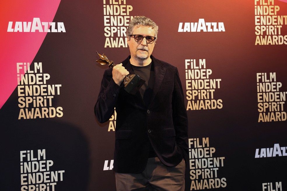 Diretor de 'O Agente Secreto', Kleber Mendonça Filho posa com troféu do Independent Spirit Awards — Foto: Reuters