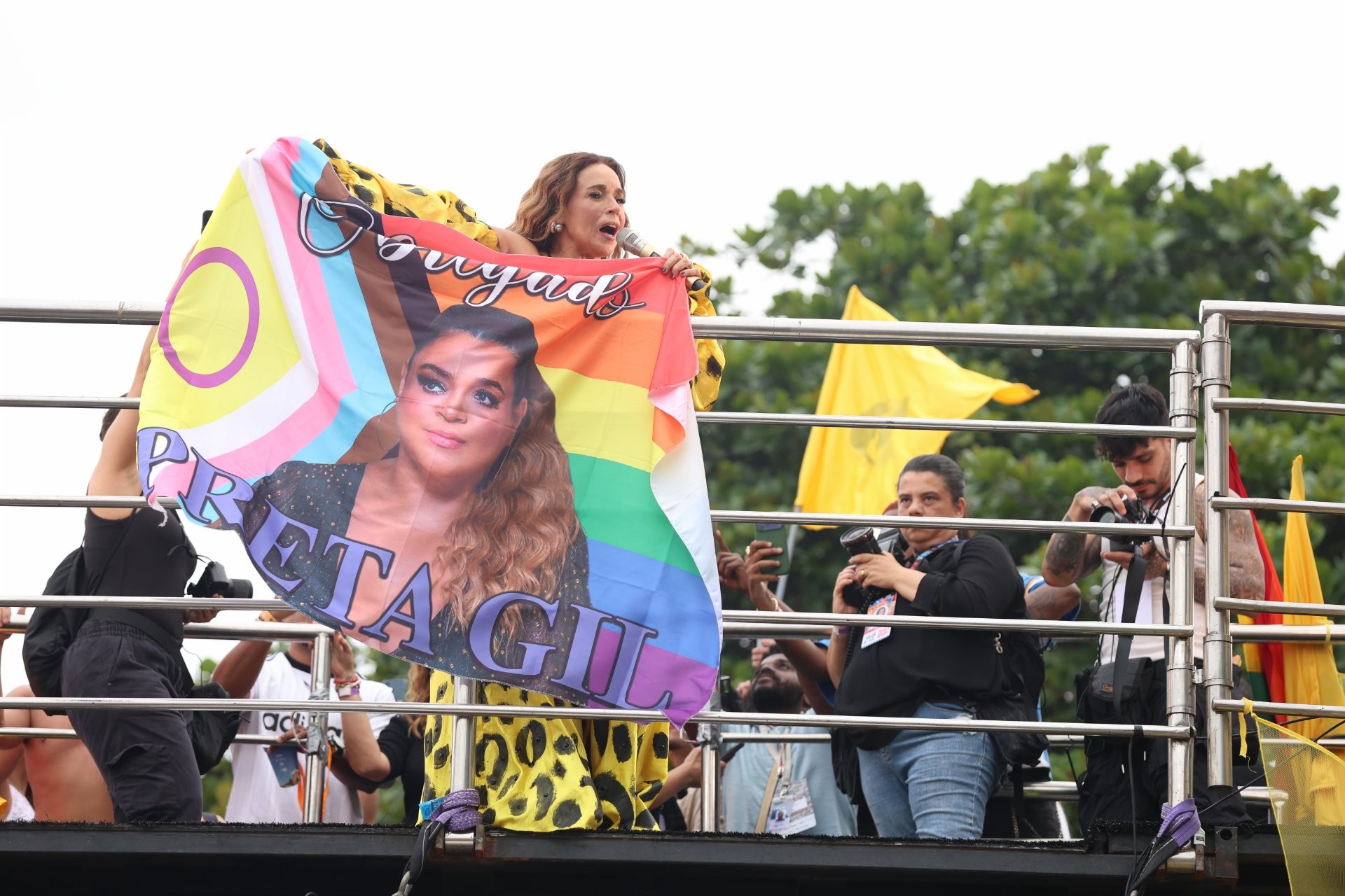 Daniela Mercury faz homenagem à Preta Gil durante parada LGBTI+ no Rio