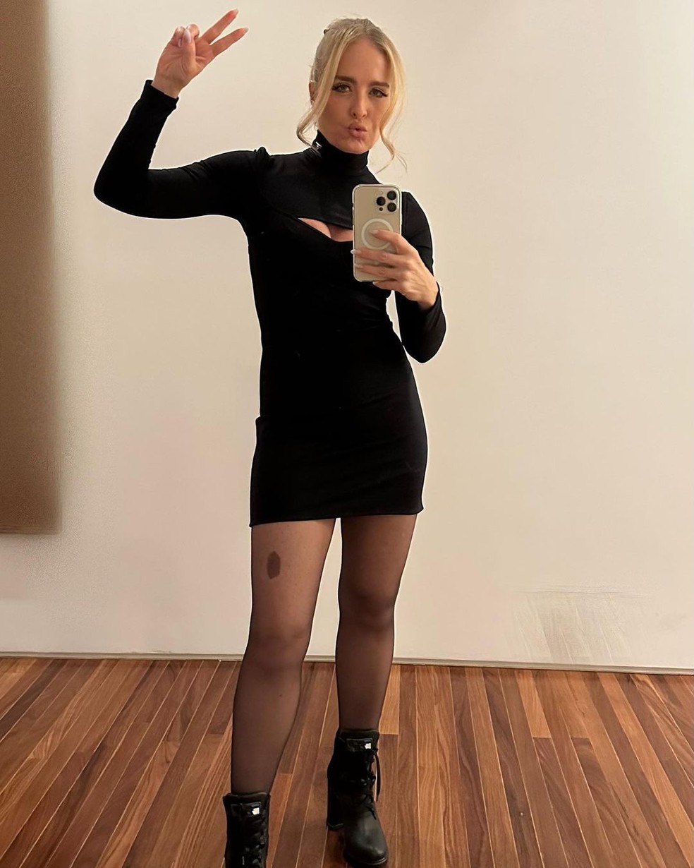 Ang lica aposta em vestido preto justinho para curtir show do