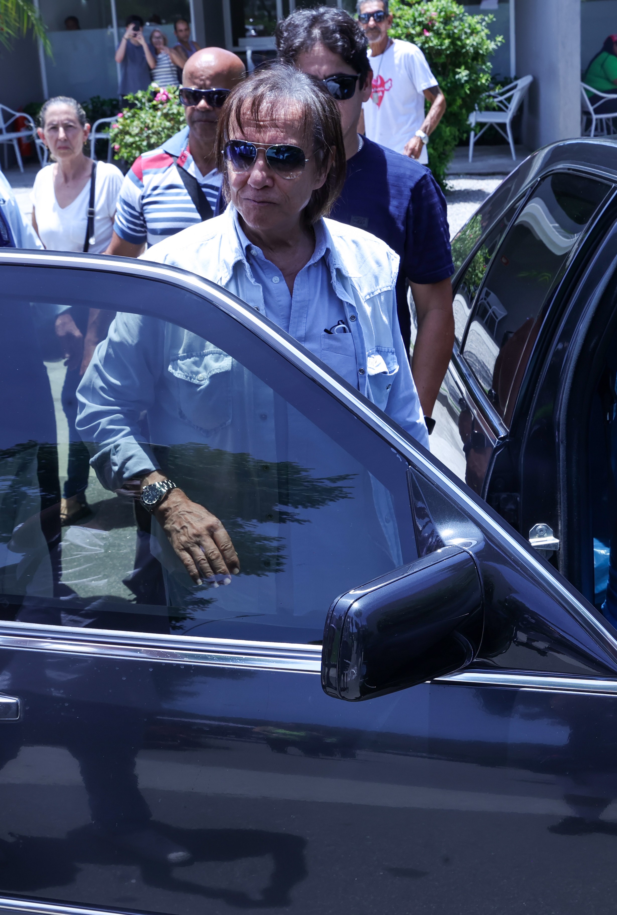 Roberto Carlos se despede da irmã Norma Braga em velório no Rio