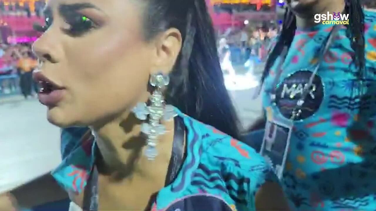 Com namorado, Lexa faz plantão na grade de camarote para tietar irmã no ...