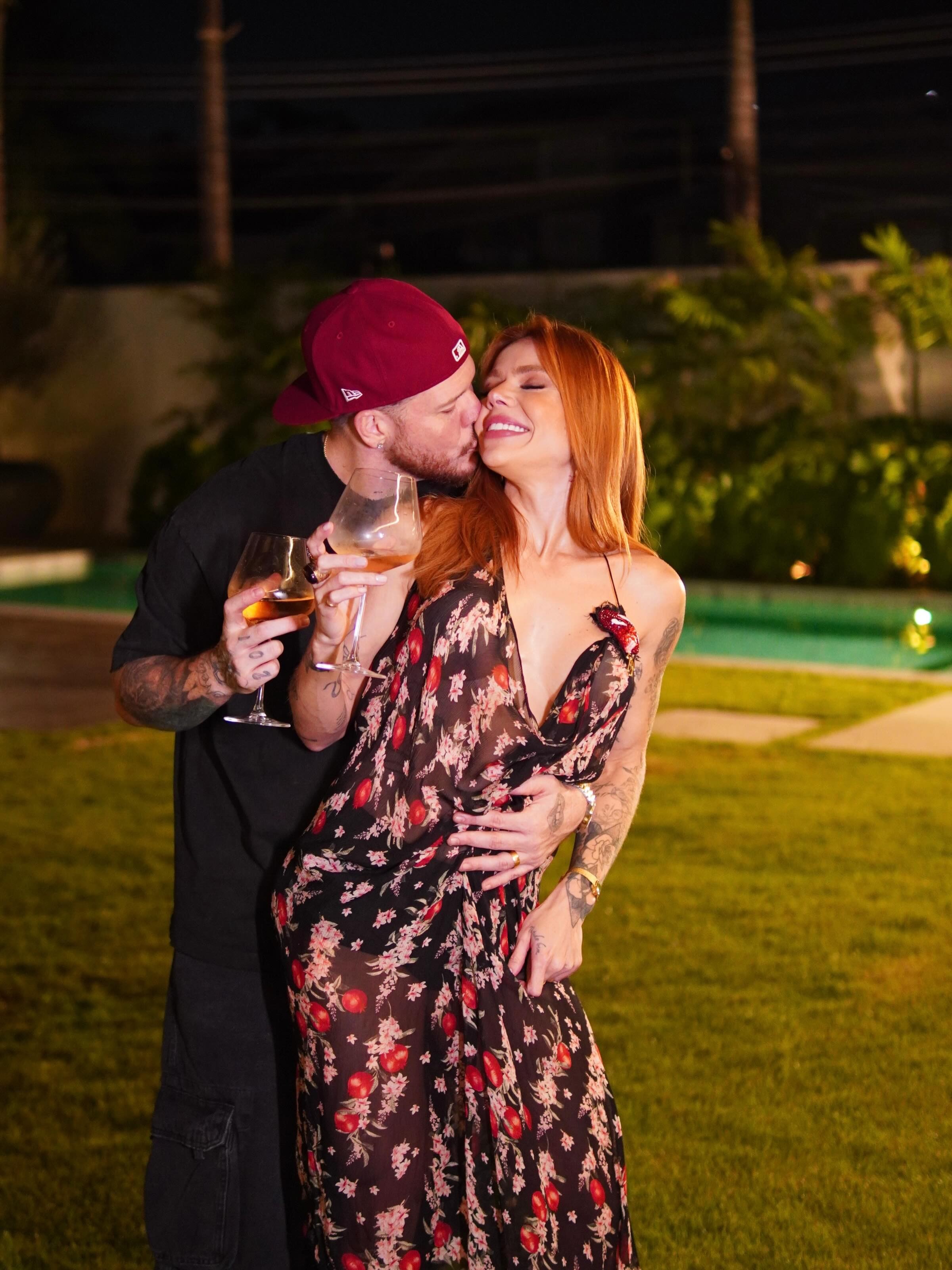 Ferrugem faz pedido de casamento surpresa para Thaís Vasconcellos durante aniversário