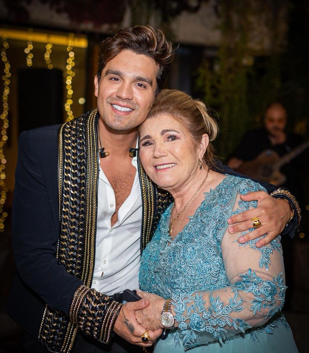 Luan Santana e Dolores Aveiro, mãe de Cristiano Ronaldo — Foto: Instagram