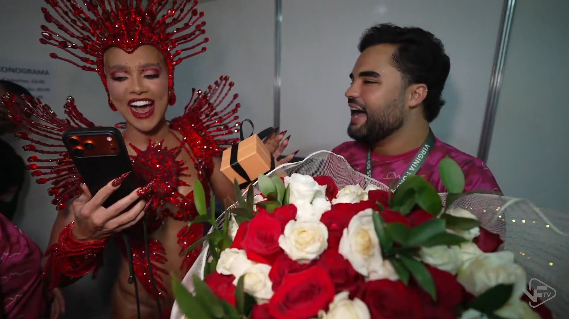 Virginia Fonseca recebe flores e pulseira de Vini Jr. antes de entrar na Avenida