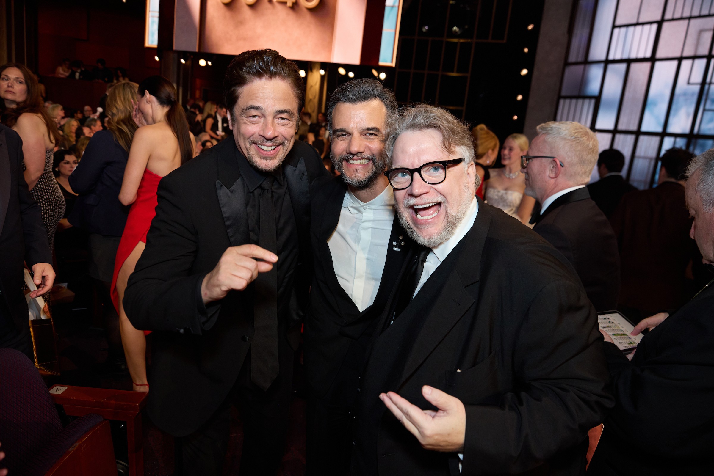 União latina! Após apoiar filme brasileiro, Guillermo del Toro encontra Wagner Moura e Benicio del Toro no Oscar® 2026