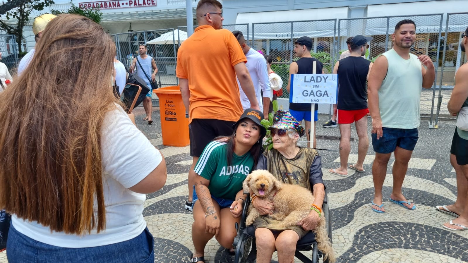 Idosa de 94 anos encanta fãs de Lady Gaga na porta de hotel em que cantora está hospedada