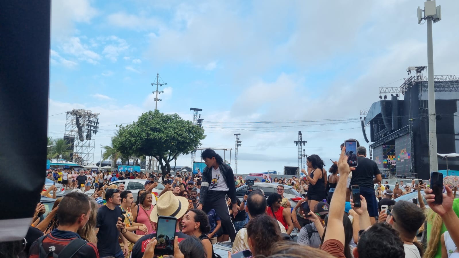 Carnaval fora de época! Sósias de Shakira e Michael Jackson animam fãs em frente ao Copacabana Palace