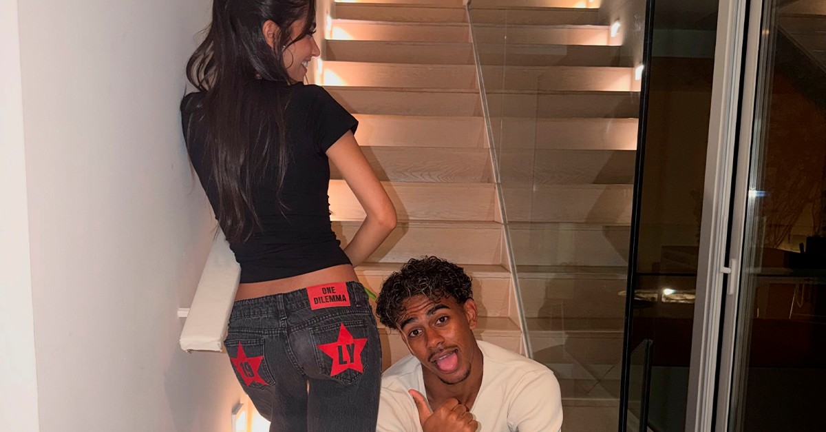 Lamine Yamal ao lado da namorada Inés García, que veste calça personalizada com iniciais e número do jogador