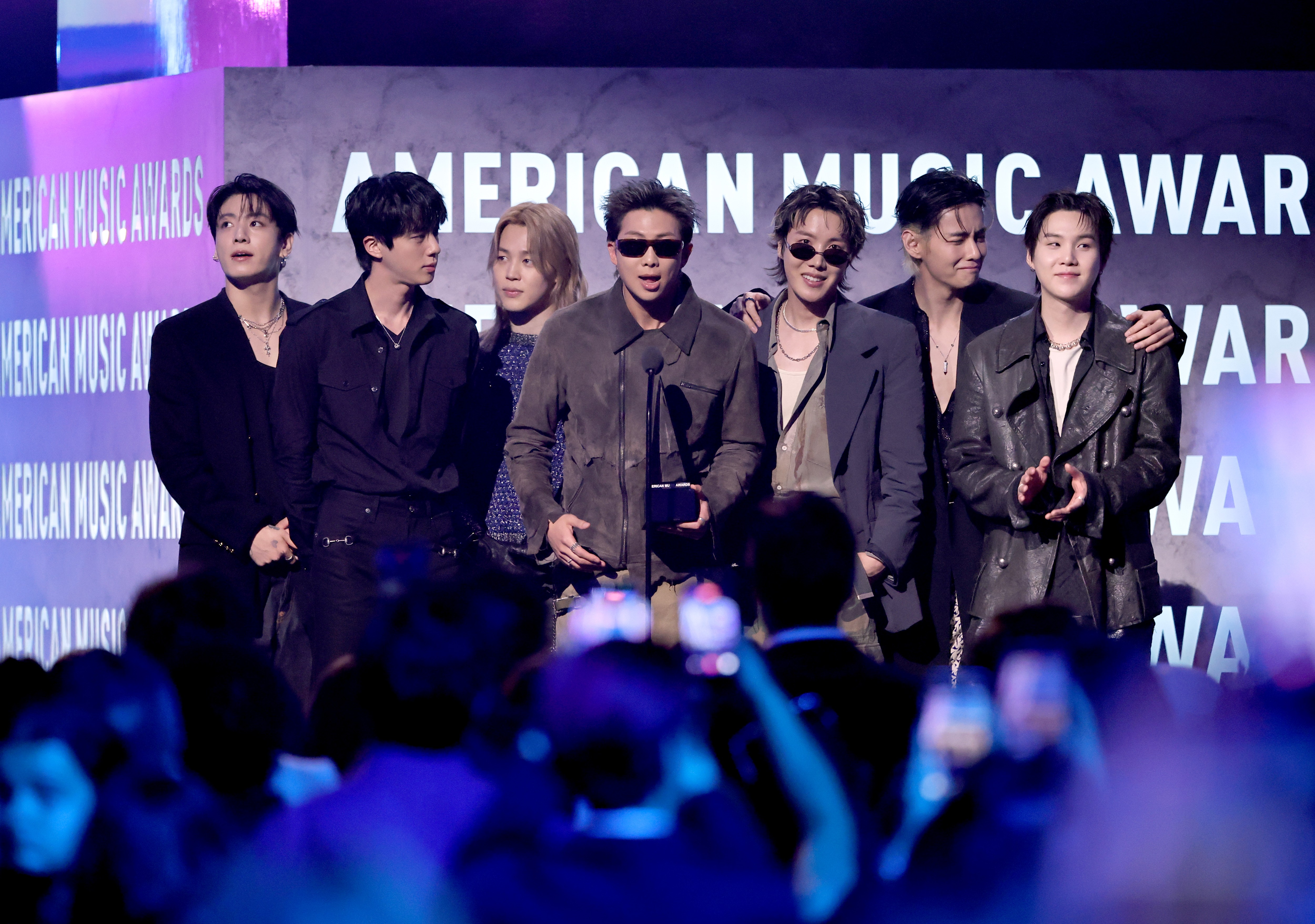 Retorno do BTS, chuva no palco e mais: os melhores momentos do American Music Awards 2026