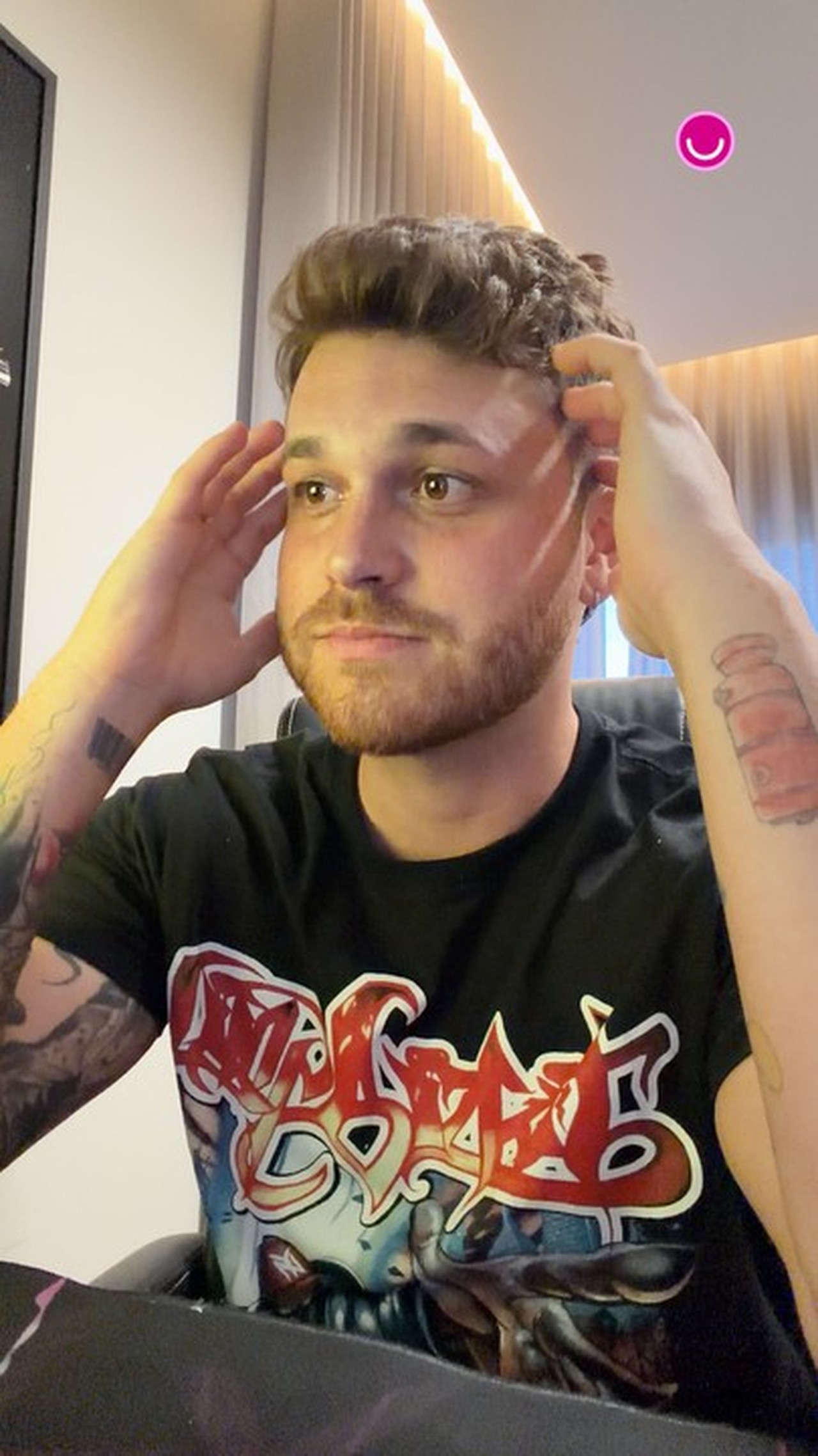 Gustavo Tubarão conta como superou o 'phubbing' com a ajuda da noiva: 'Só quem está de fora percebe'