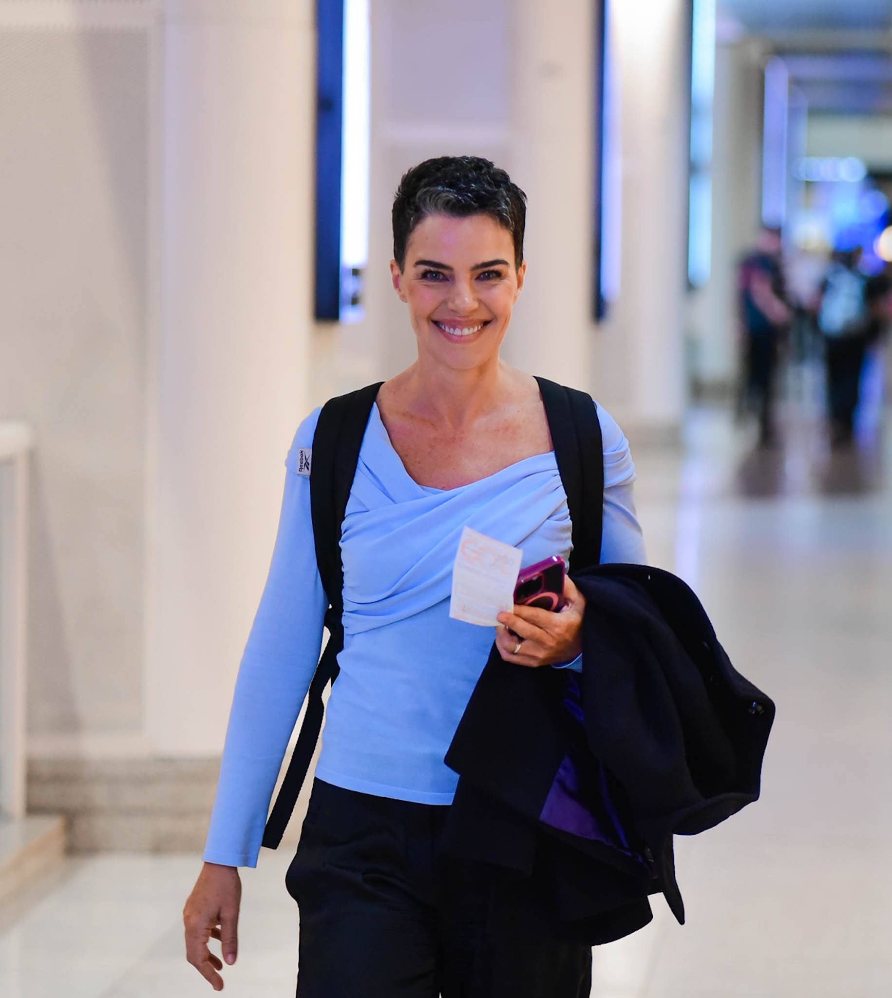 Em clique raro, Ana Paula Arósio embarca em aeroporto do Rio e tira foto com fãs