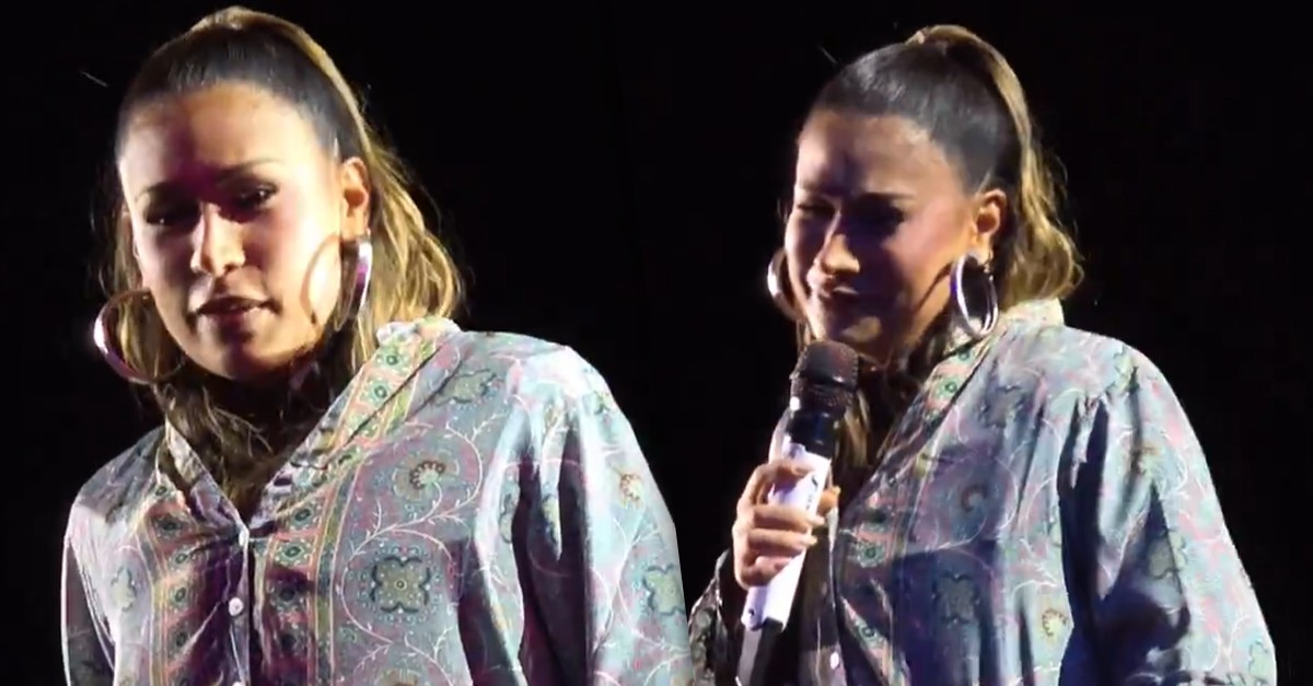 Simone Mendes ganha presente de fã em show e sua reação surpreende