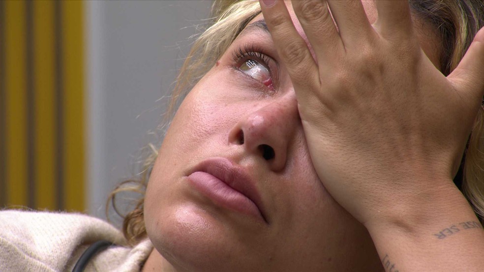 Sarah Andrade chora com saudades do namorado — Foto: Globo
