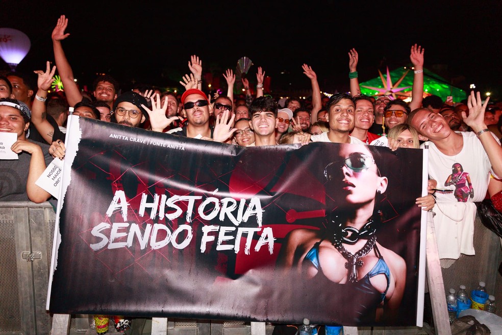 Fãs de Anitta lotam grade do Rock the Mountain para ver show da