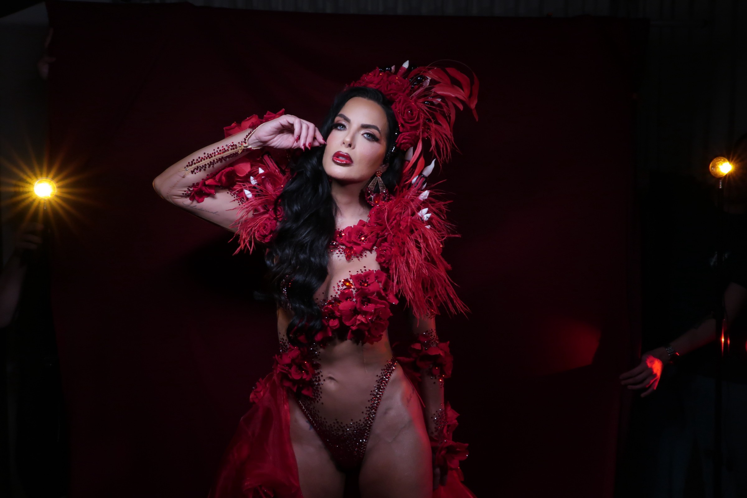 Rainha de bateria da Acadêmicos do Tucuruvi, Carla Prata fala sobre maternidade e entrega: 'Feliz comigo mesma'