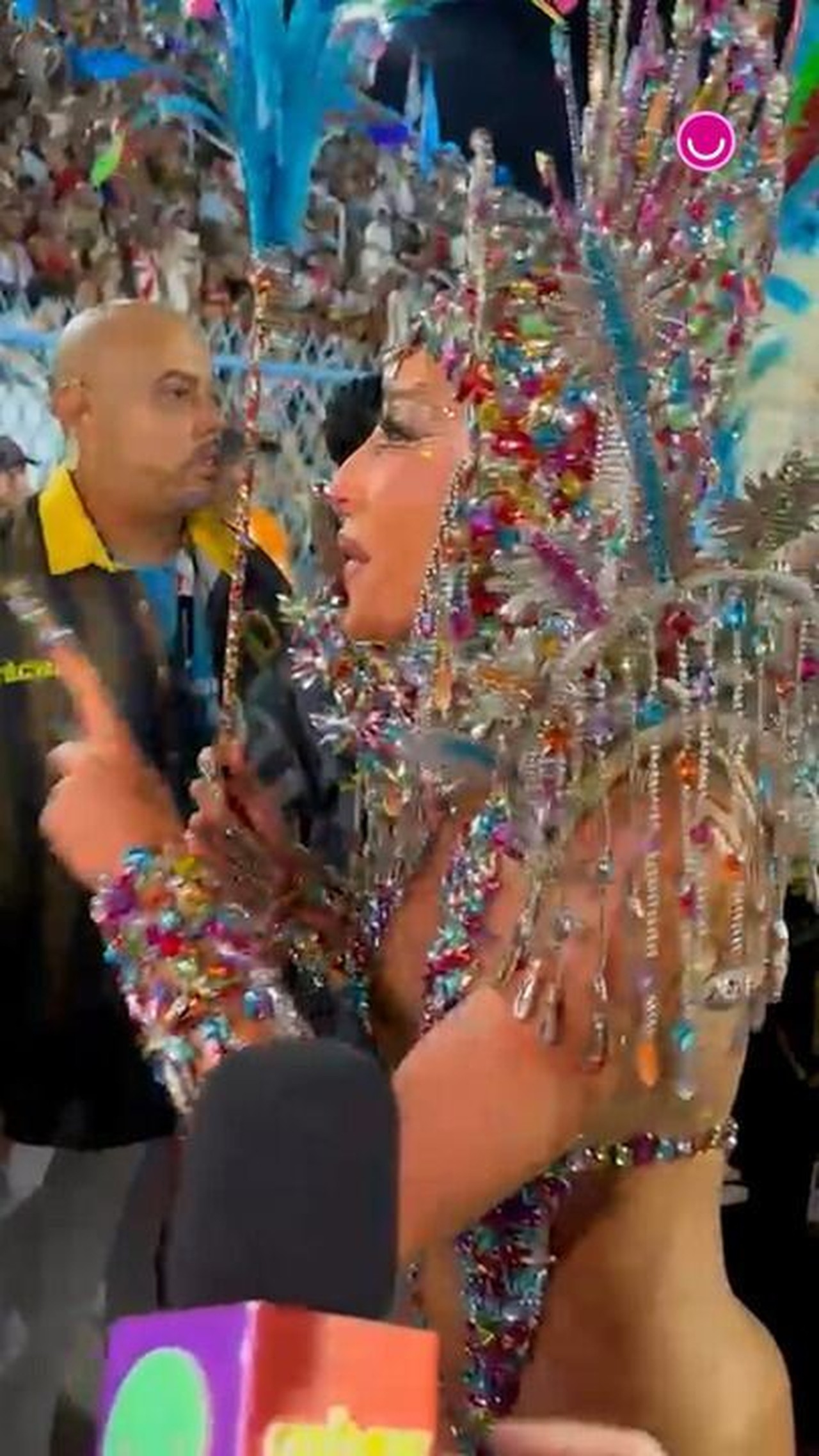 Nicolas Prattes escolta Sabrina Sato no setor 1 da Sapucaí