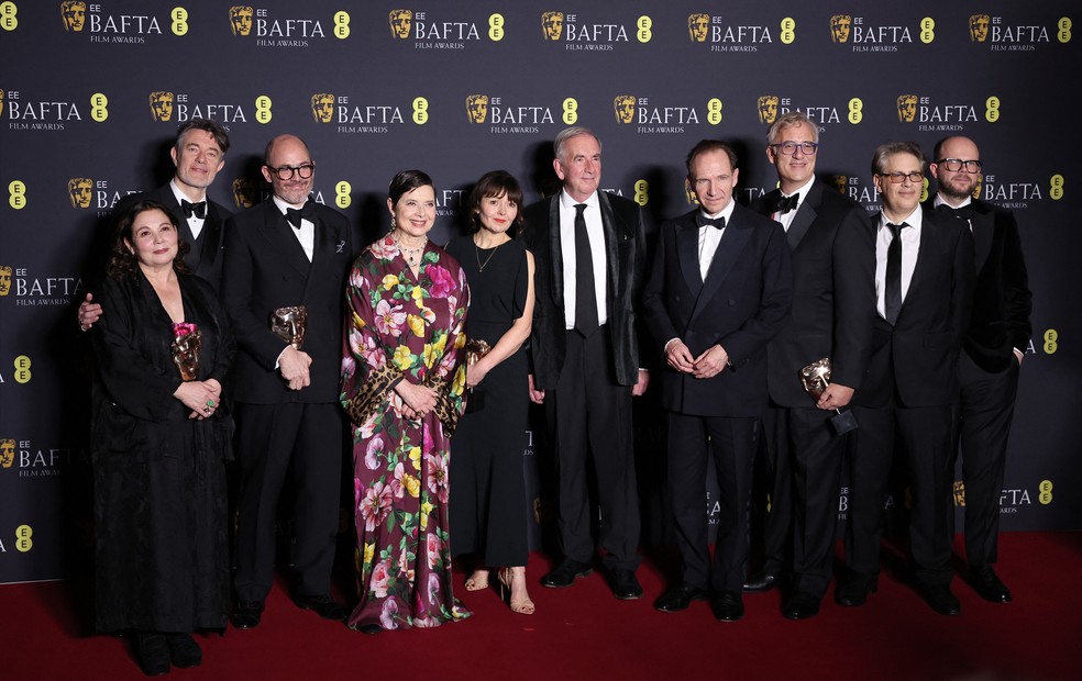 Peter Straughan, Tessa Ross, Edward Berger, Isabella Rossellini, Juliette Howell, Ralph Fiennes, Michael A. Jackman posam com BAFTA de Melhor Filme para 'Conclave' — Foto: REUTERS/Isabel Infantes